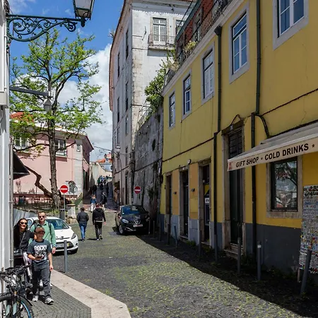3-bed Flat Retreat By Sao Jorge Castle * Lisbon